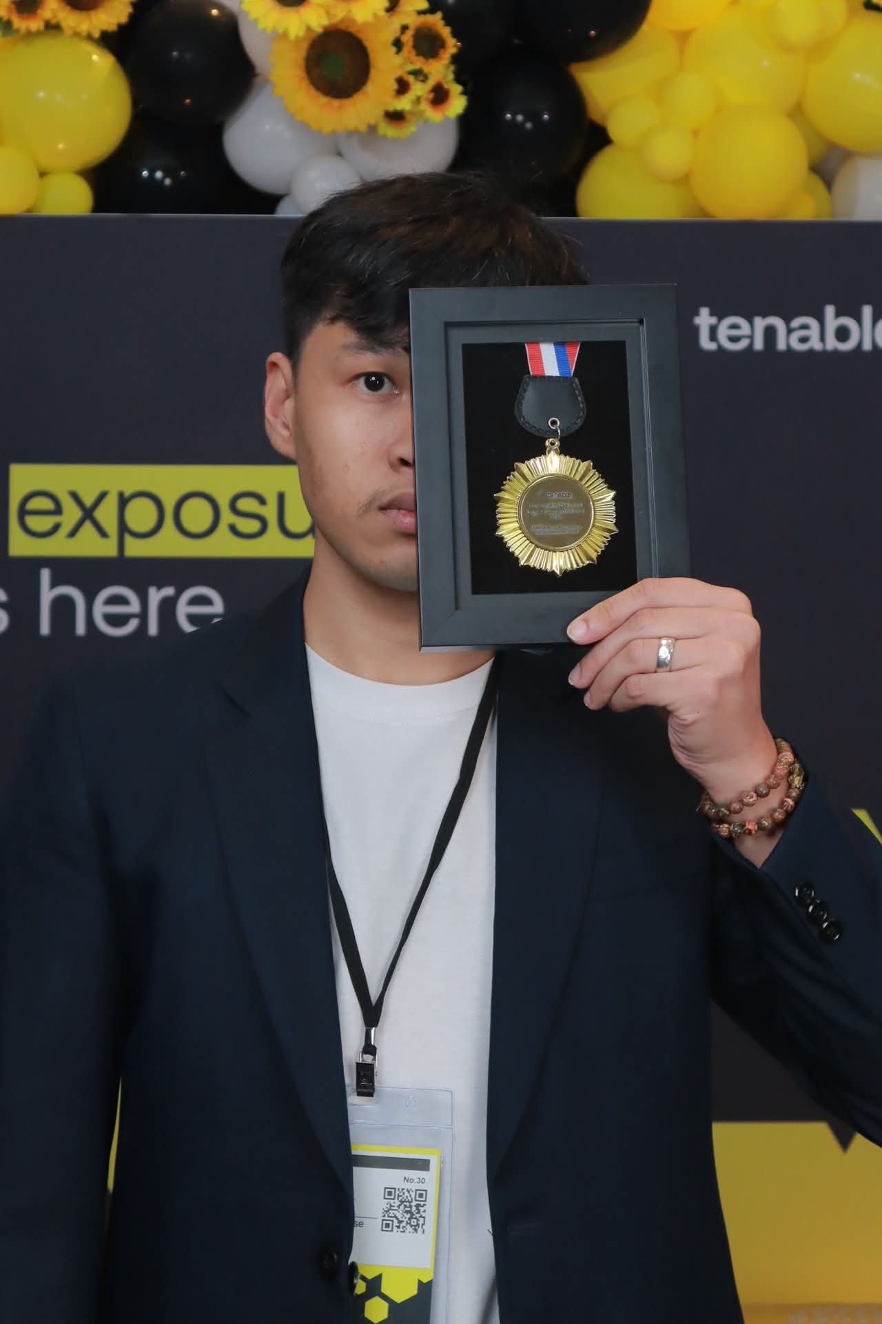 Ratthapong Sommanus receiving the Tenable Outstanding Technical Impact Award
